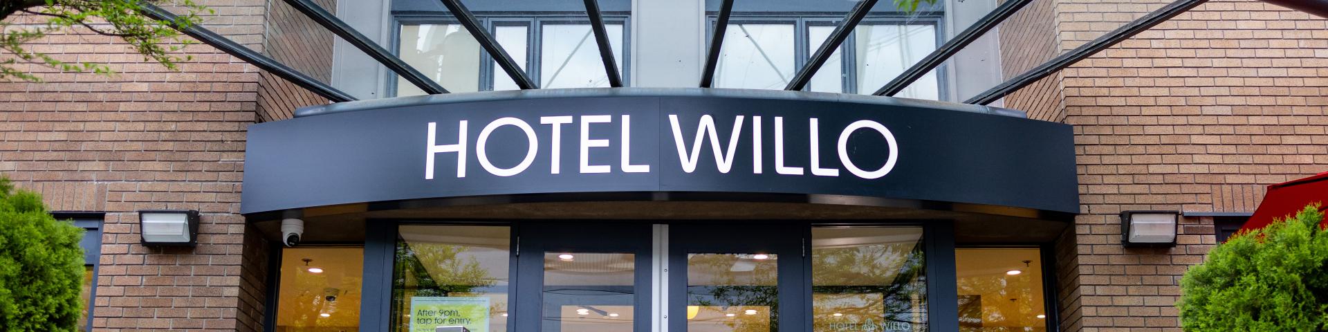 Hotel Willo Vancouver Downtown Front Entrance