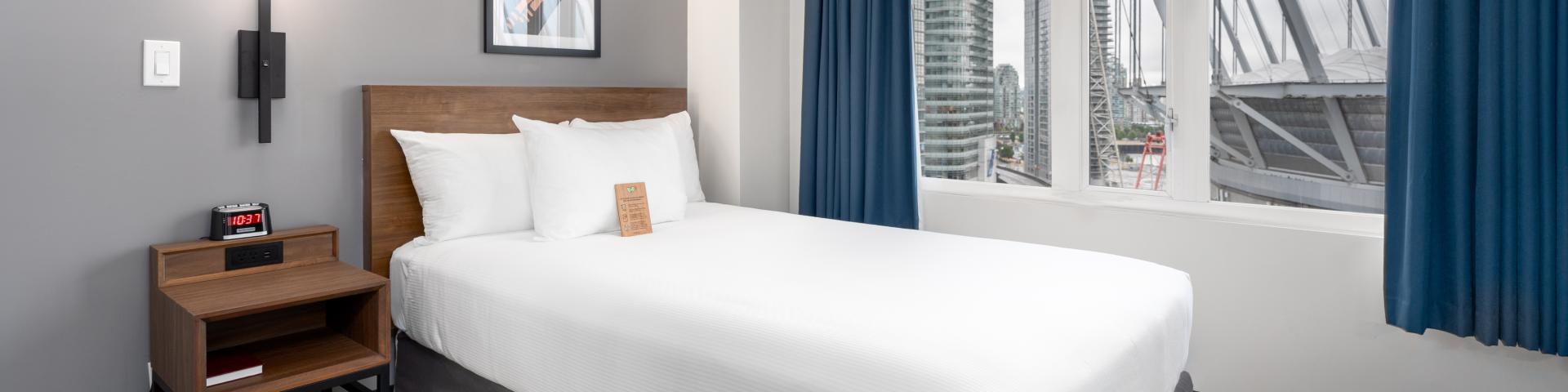 Hotel Willo in Vancouver (formerly YWCA Hotel Vancouver) Double Bed Facing BC Place