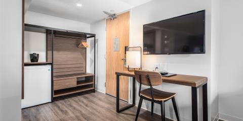 Hotel Willo (formerly YWCA Hotel Vancouver) - Desk area