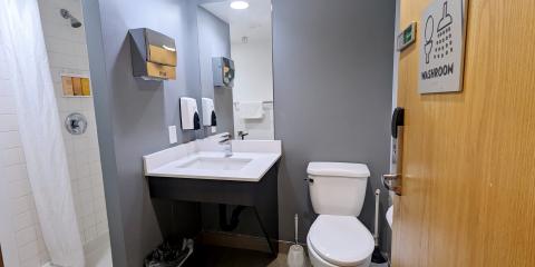 Hotel Willo (formerly YWCA Hotel Vancouver) - Hallway Bathroom