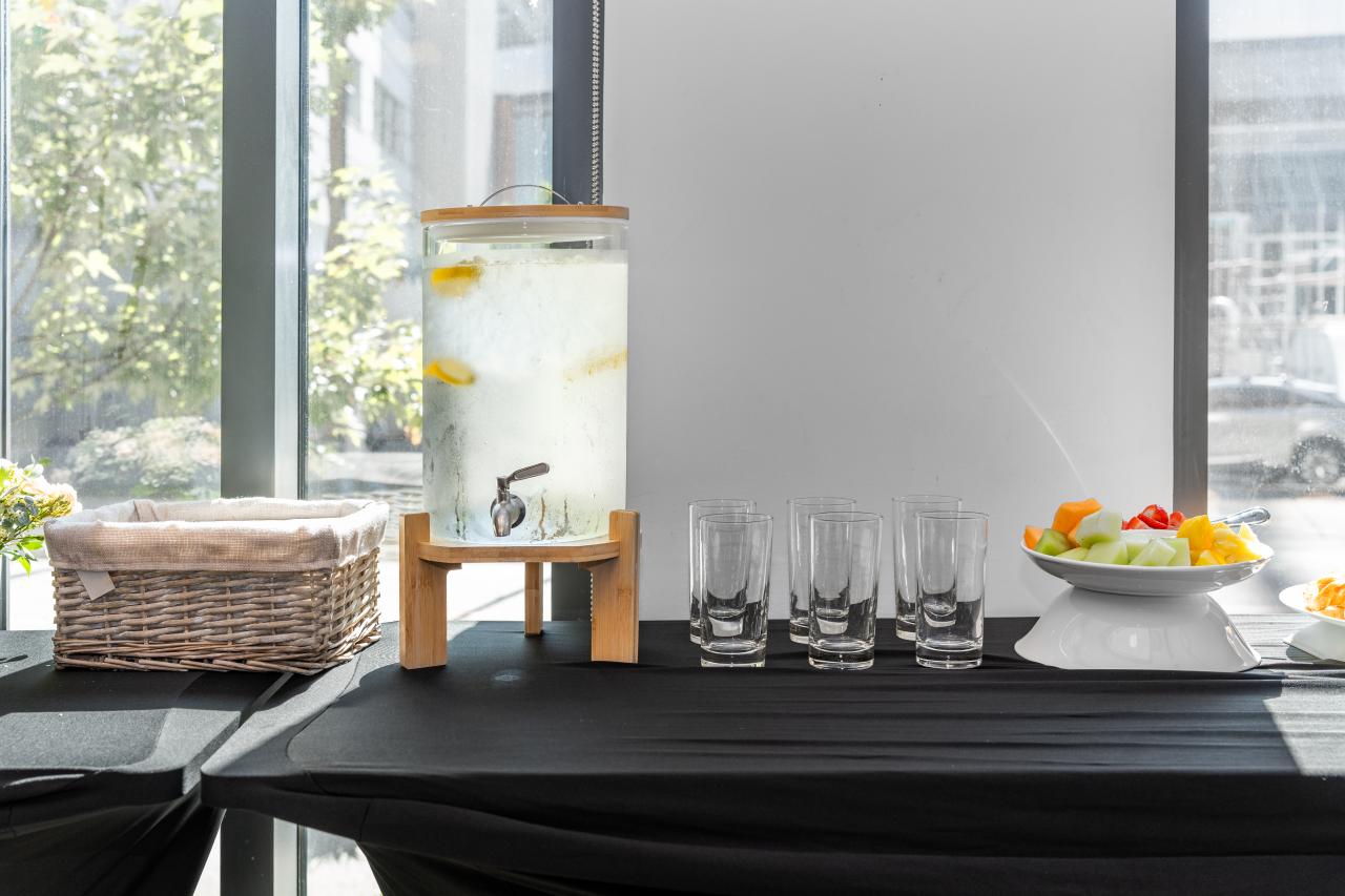 Tables and cutlery - Hotel Willo in Vancouver Meeting room rentals