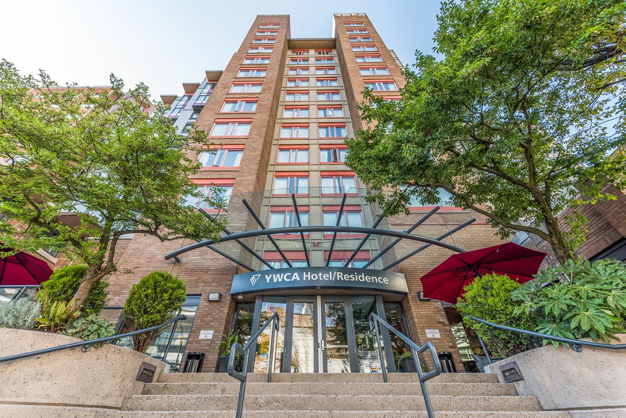 YWCA Hotel Vancouver Downtown - Front Entrance