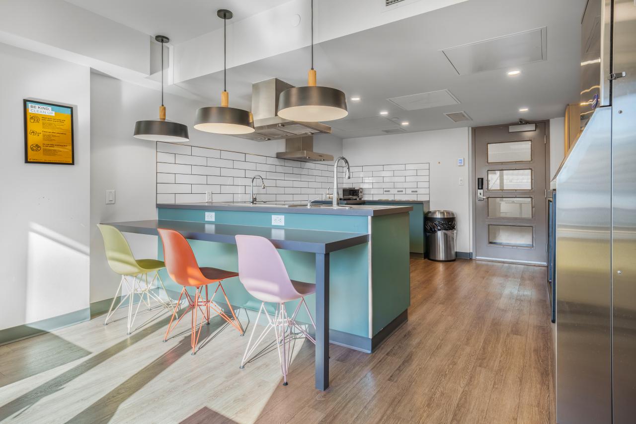 Hotel Willo (formerly YWCA Hotel Vancouver) - Guest Kitchen