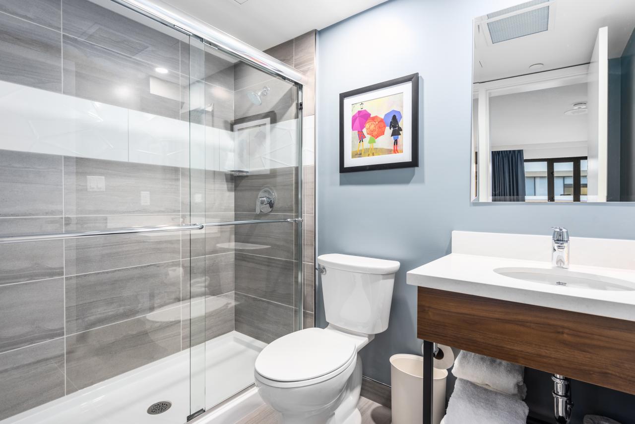 Hotel Willo (formerly YWCA Hotel Vancouver) - Bathroom Queen Room