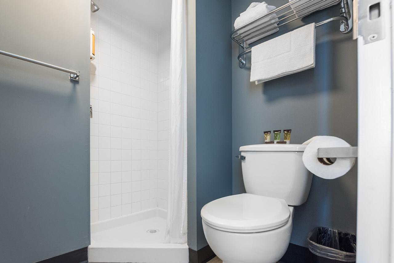 Hotel Willo (formerly YWCA Hotel Vancouver) - Shared Bathroom