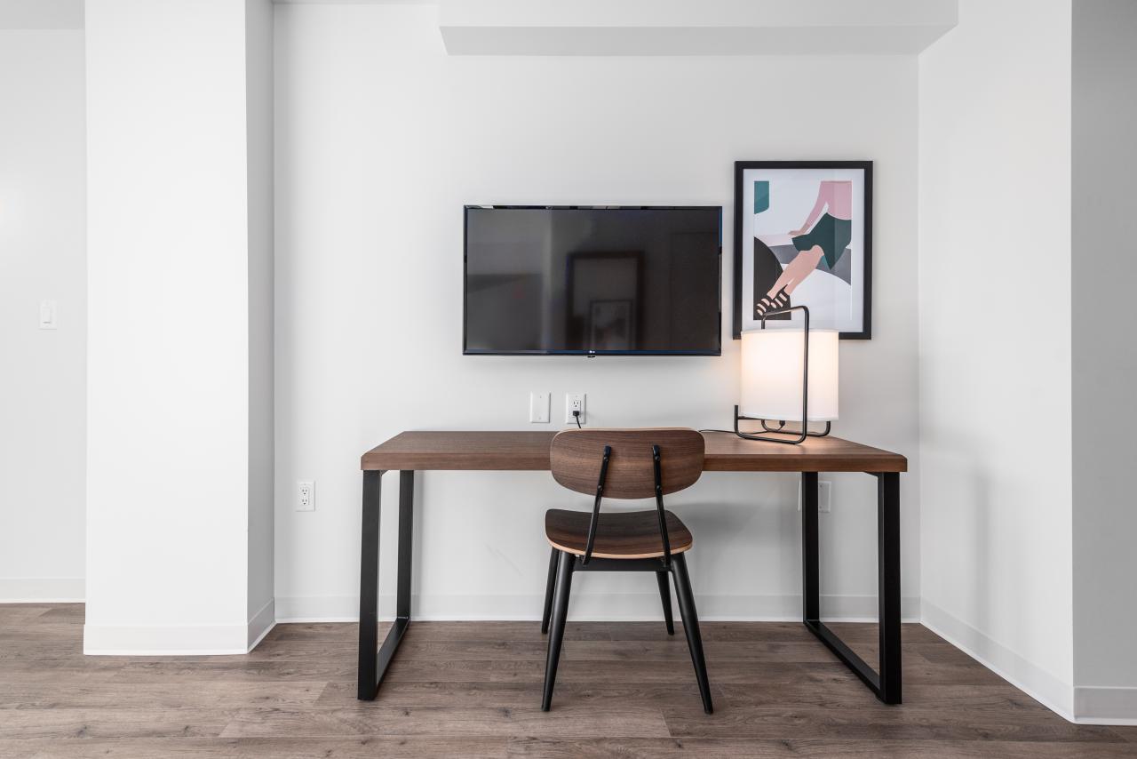 Hotel Willo (formerly YWCA Hotel Vancouver) - Desk Area