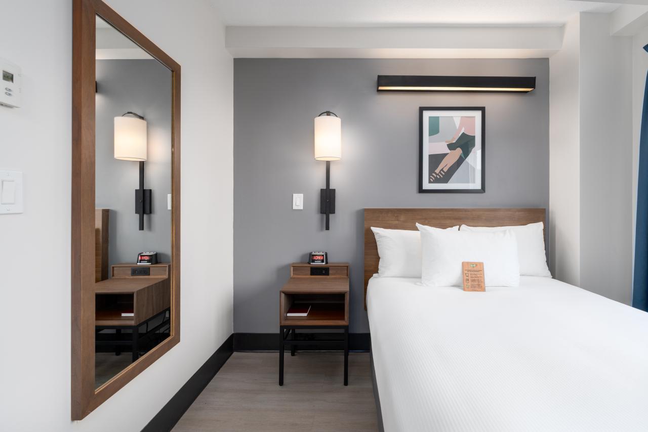 Hotel Willo (formerly YWCA Hotel Vancouver) - Double Room