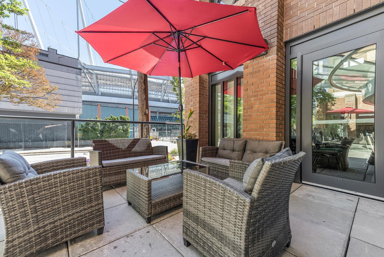 Hotel Willo (formerly YWCA Hotel Vancouver) - Front Door Patio