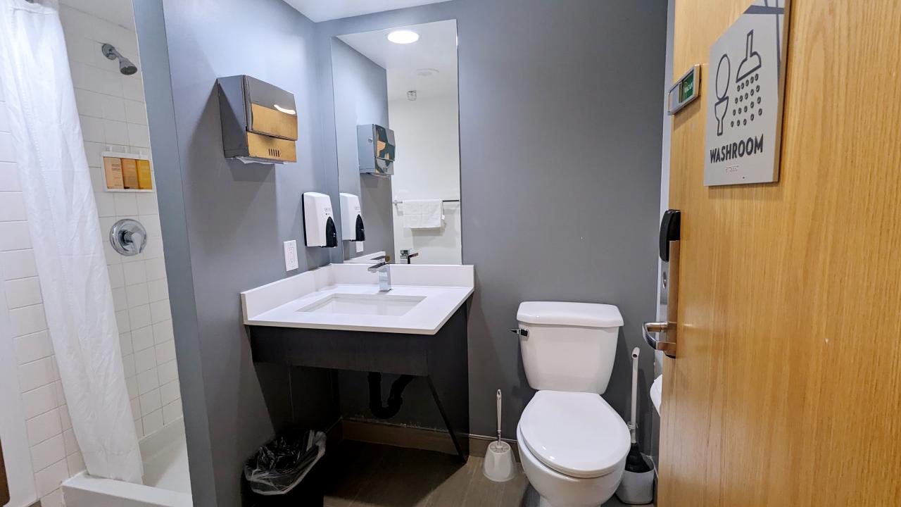 Hotel Willo (formerly YWCA Hotel Vancouver) - Hallway Bathroom