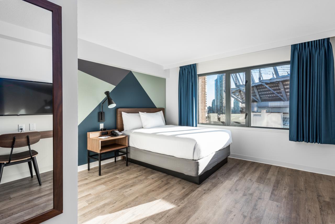 Hotel Willo (formerly YWCA Hotel Vancouver) - Queen Room