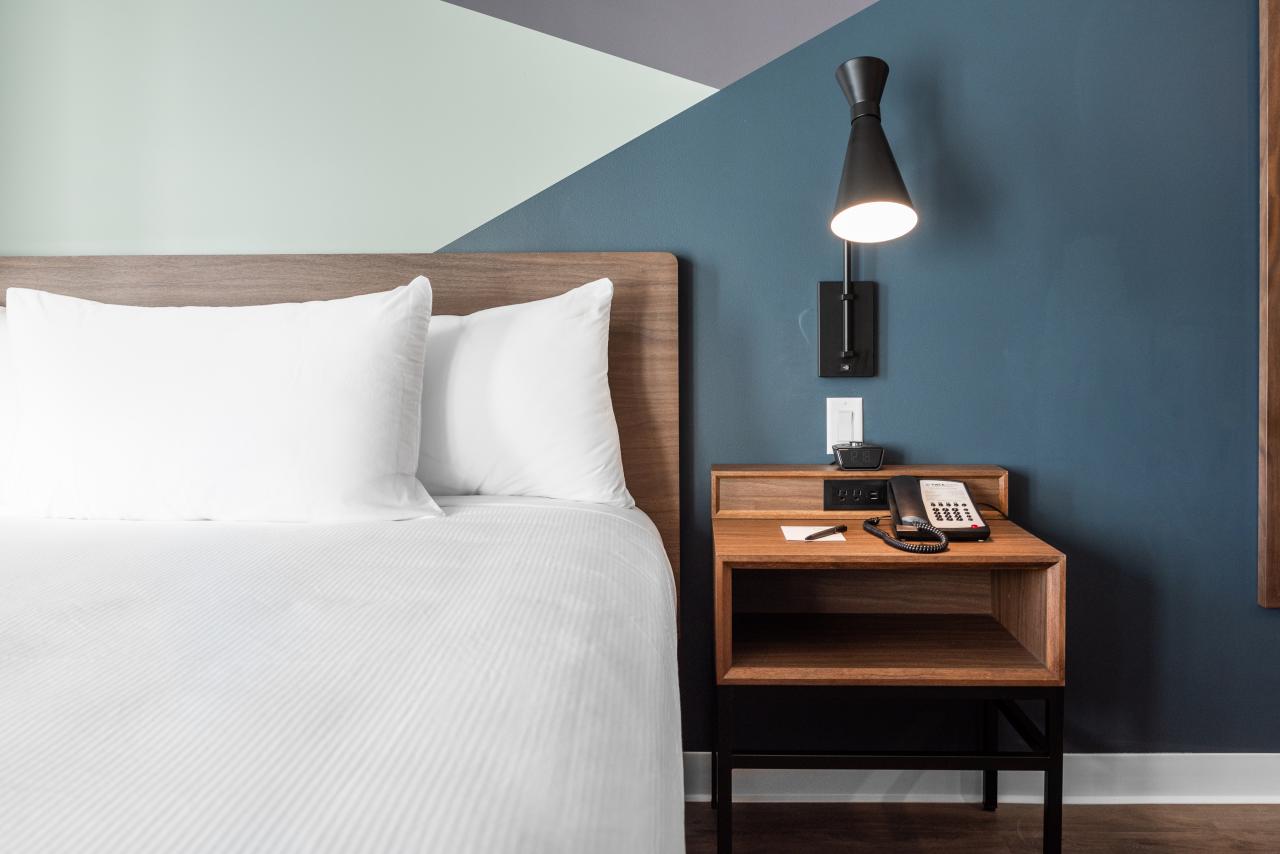 Hotel Willo (formerly YWCA Hotel Vancouver) - Queen Room