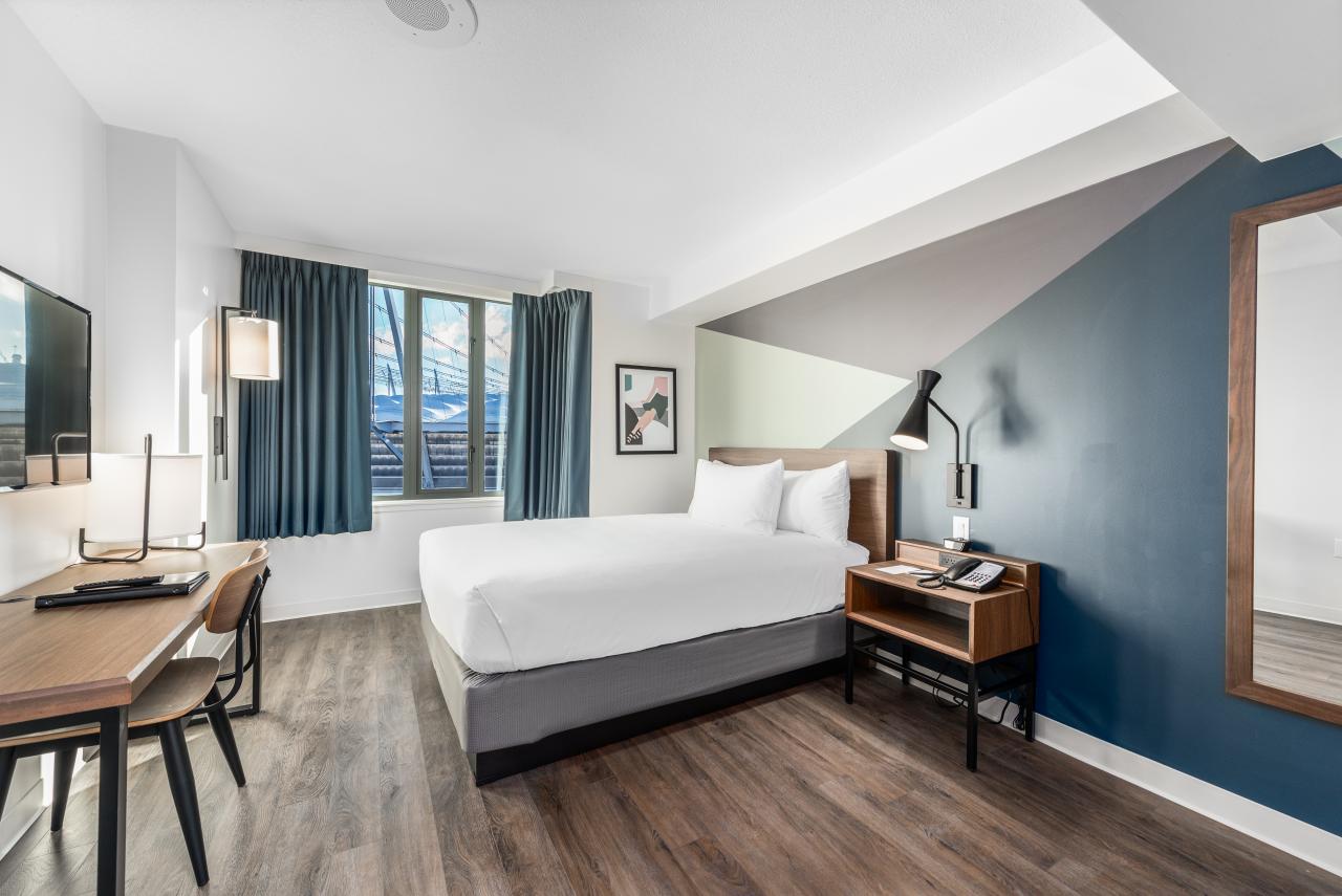 Hotel Willo (formerly YWCA Hotel Vancouver) - Queen Room