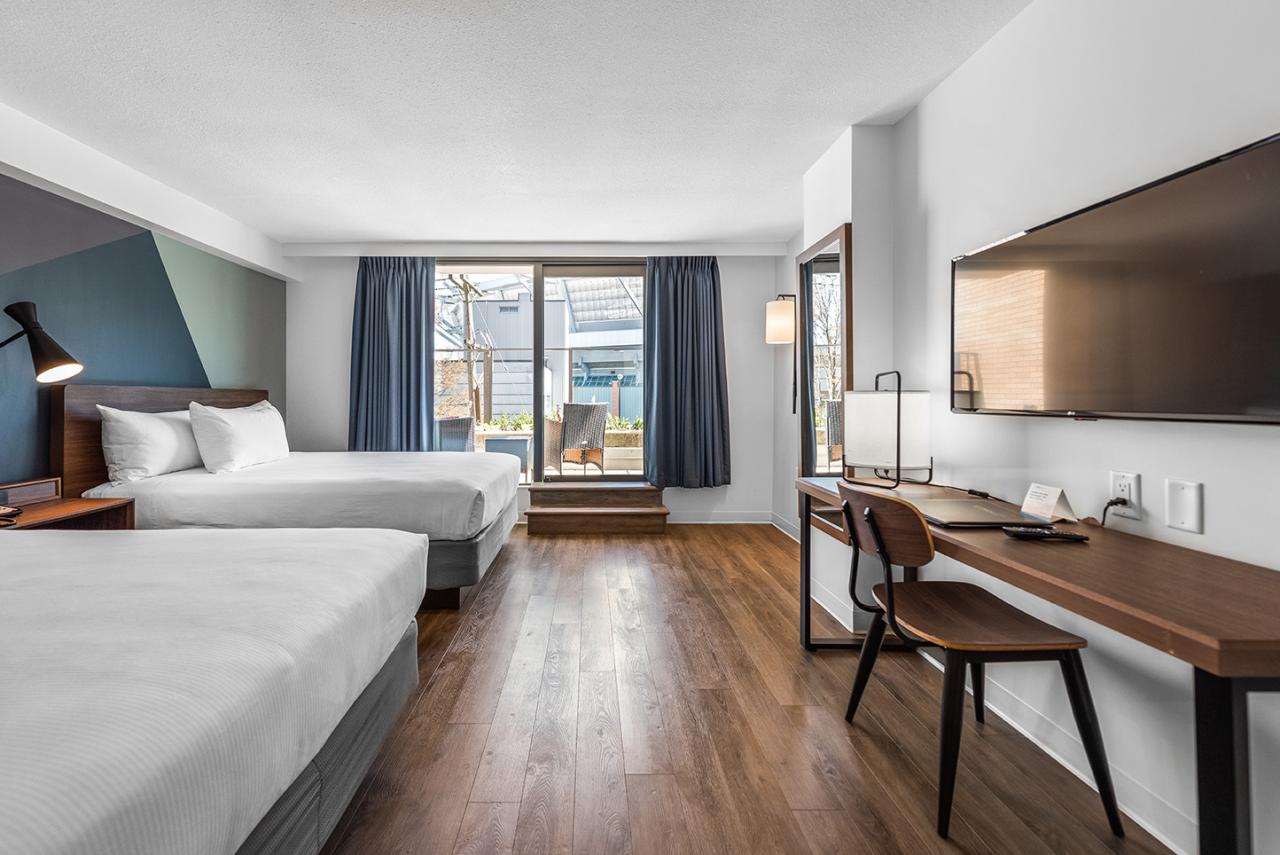 Queen - Queen Rooms - side view