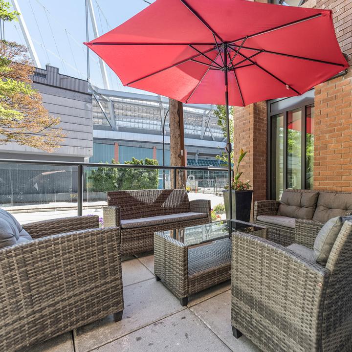 YWCA Hotel Vancouver Downtown - Front Patio