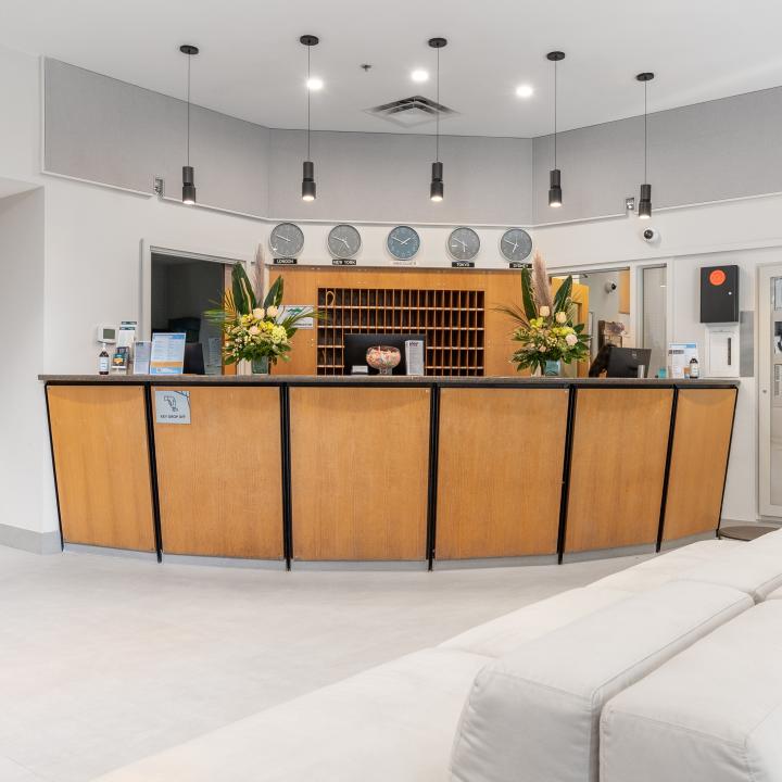 Hotel Willo Vancouver Downtown - Front Desk