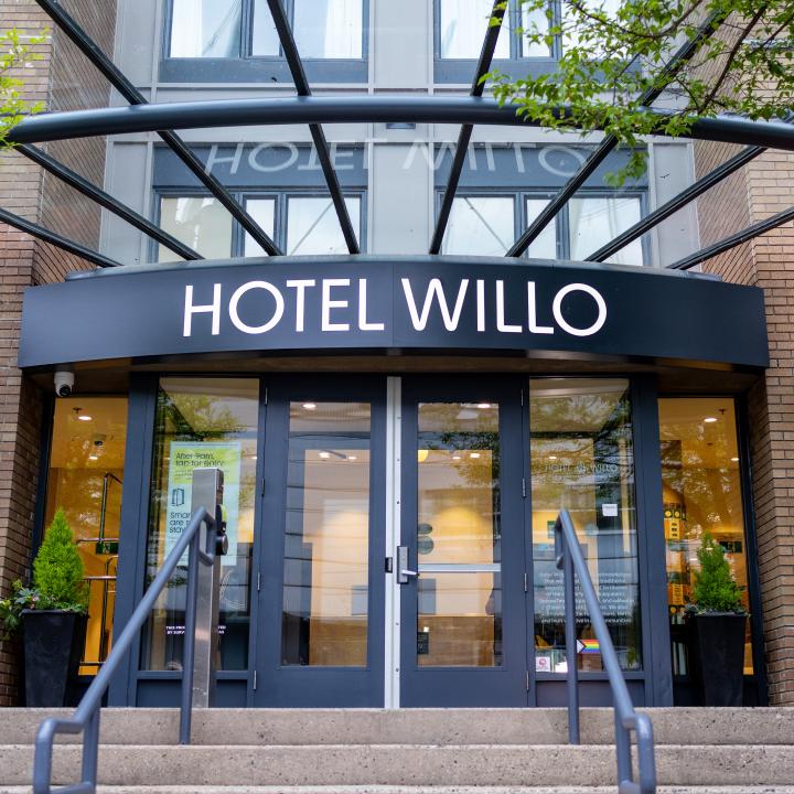 Hotel Willo Vancouver Downtown - Front Entrance